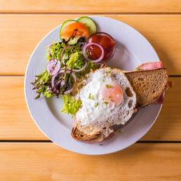 Bauernbrot mit Spiegelei und frischem Salat