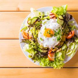 Großer Bauernsalat mit Spiegelei und Röstbrot