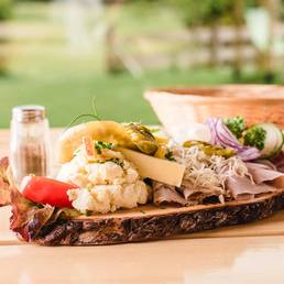 Brettljause mit Speck, Käse, Aufstrich und Gemüse