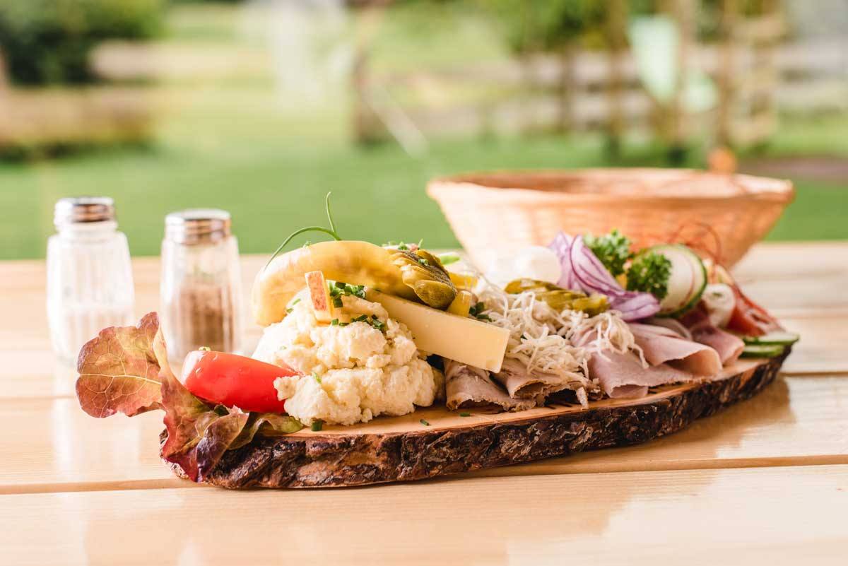 Brettljause mit Speck, Käse und Aufstrich aus der Region