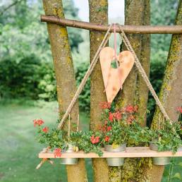 Holzherz und Blumenkisterl als Deko im Gastgarten