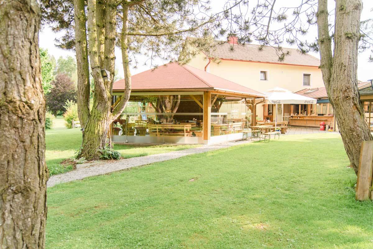 Gastgarten der Heurigenbar mit Pavillon und großer Wiese in Feldkirchen