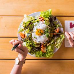 Gemischter Salat mit Ei und steirischem Kernöl