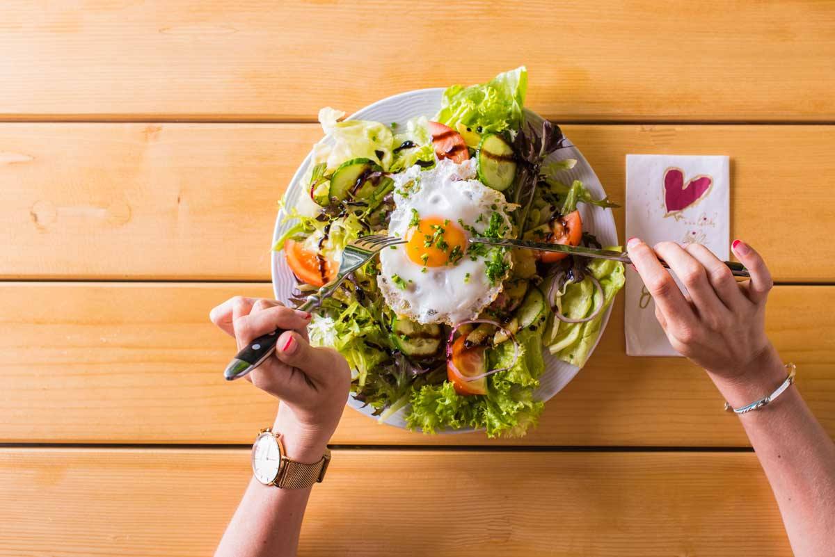 Frischer gemischter Salat aus regionalem Gemüse