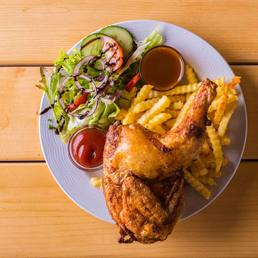 Knuspriges Grillhendl mit Pommes und gemischtem Salat