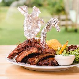 Grillrippchen vom Holzkohlegrill mit Salat und Dip
