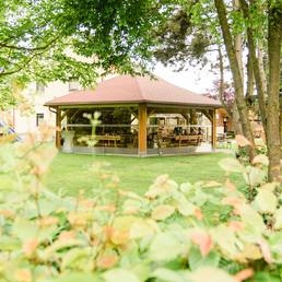 Heurigenbar Feldkirchen an der Donau: Gastgarten mit überdachtem Pavillon