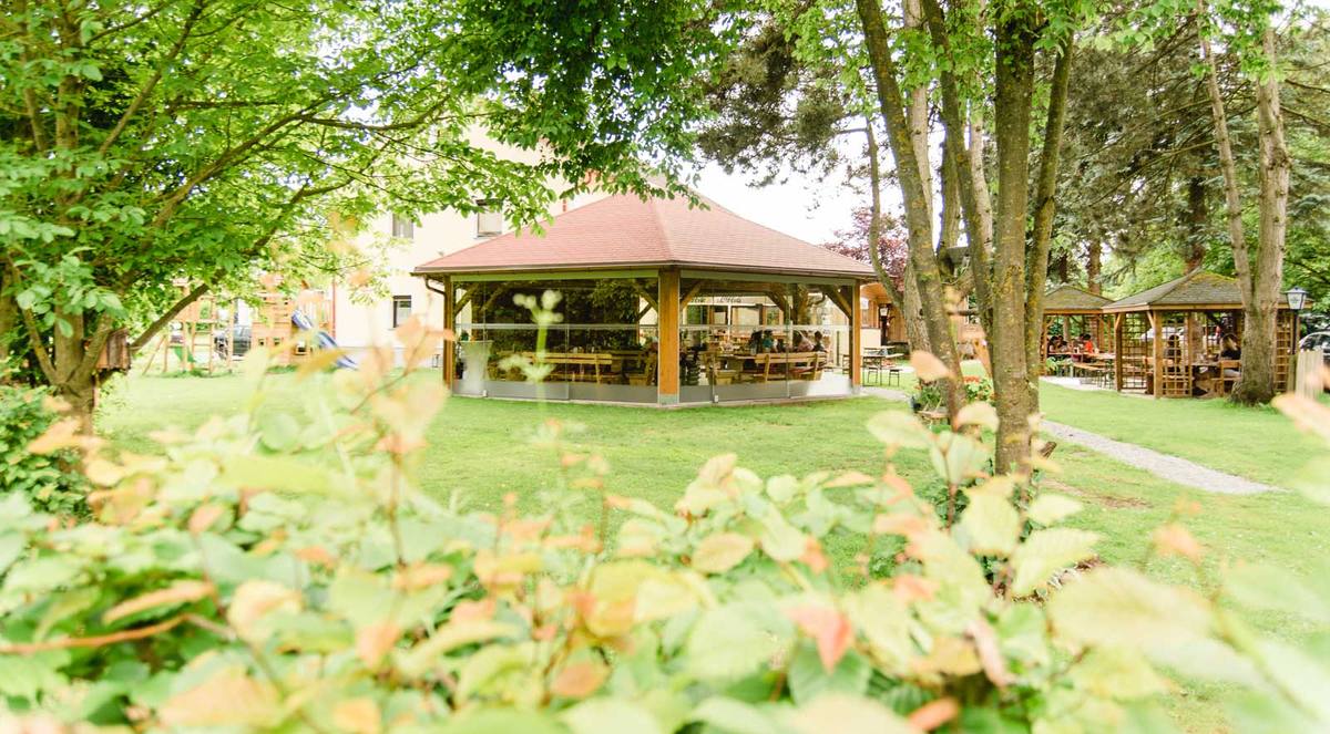 Gastgarten der Heurigenbar in Feldkirchen an der Donau mit überdachtem Pavillon