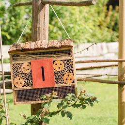 Insektenhotel im naturnahen Garten der Heurigenbar