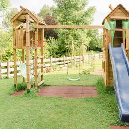 Kinderspielplatz mit Rutsche und Schaukel beim Gastgarten