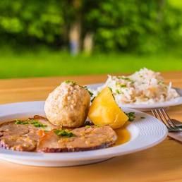 Schweinsbraten mit Knödel und Krautsalat