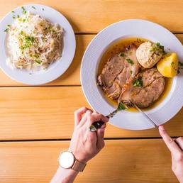 Schweinsbraten mit Semmelknödel und Krautsalat