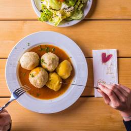Semmelknödel mit Bratensaft und Beilagensalat