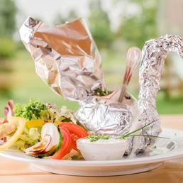Spareribs vom Grill mit frischem Salat und Dip