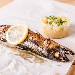 Gegrillter Steckerlfisch mit Zitrone und Erdäpfelsalat
