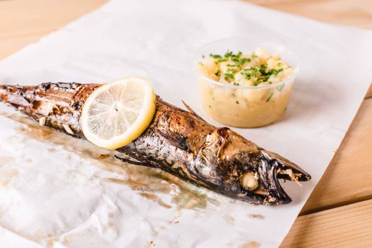 Gegrillter Steckerlfisch mit Zitrone und Erdäpfelsalat in der Heurigenbar