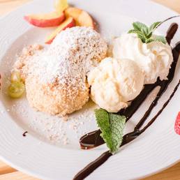 Hausgemachter Strudel mit Vanilleeis und Schokosauce